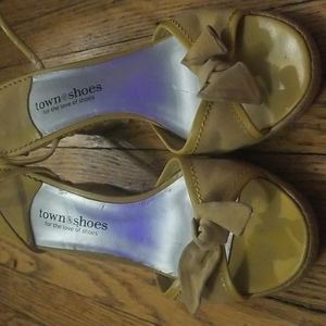 Town Shoes For the Love of shoes size 8